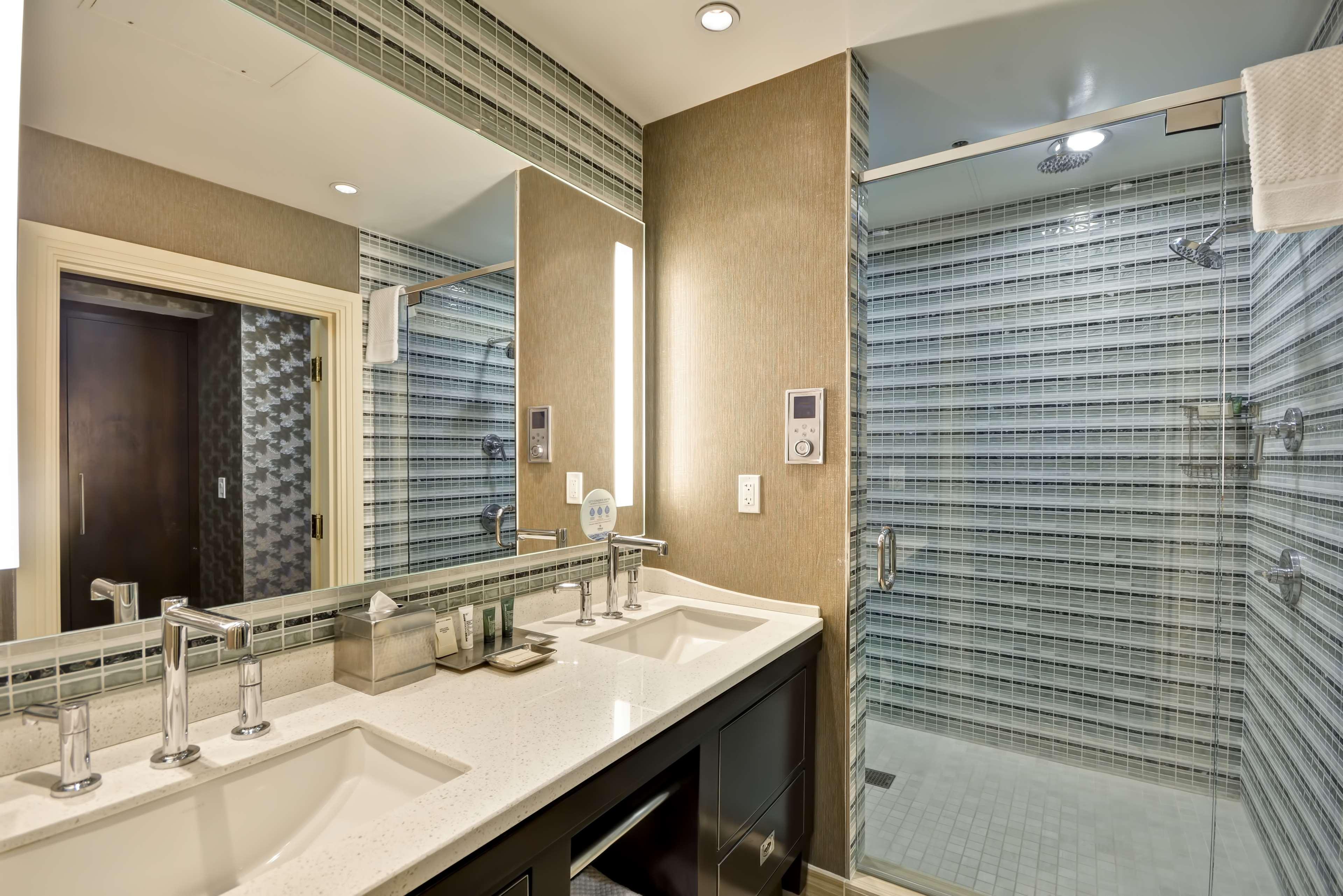 Hilton Checkers Angeles Hotel 3*